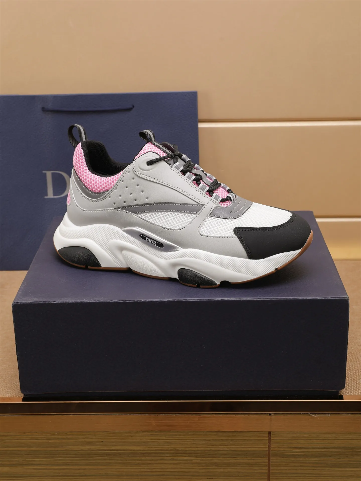 Factory price: 460💰Dior’s top version of D’s b22 men’s sports shoes. Inspired by retro running styles, the chunky low-top silhouette features gray calf leather and blue and white mesh fabric uppers, atop a black, white and blue engraved rubber sole. Nylon ribbon accents the blue mesh tongue and heel counter, and a "dio~" logo appears on the side. Pair it with a suit for a striking contrast and add a sportswear-chic edge to your look. The thick sole can be about 4cm~ Size: 38-45, [46, 47 customized]